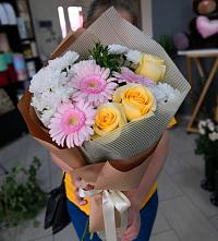 Букет цветов из:  Герберы, Розы и Хризантемы в Семилетка